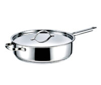 Frying pan isolated on white Sartén en acero quirúrgico